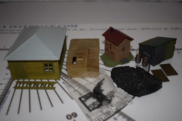 Hornby / Dapol Railyway Scenery Buildings and Accessories 00 / 1:76 Scale - Image 10